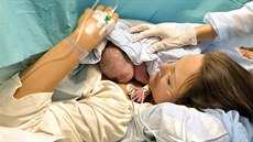 Vincent, první dít narozené z transplantované dlohy s maminkou Malin...