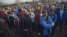 Zhruba 600 lidí přišlo v pondělí před Continental Barum demonstrovat za vyšší... Zhruba 600 lidí přišlo v pondělí před Continental Barum demonstrovat za vyšší...