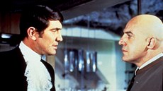 George Lazenby a Telly Savalas ve filmu V tajné slub Jejího Velienstva (1969)