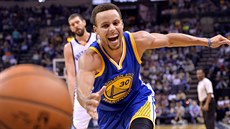 Stephen Curry z Golden State stíhá míč v duelu s Memphisem. Stephen Curry z Golden State stíhá míč v duelu s Memphisem.