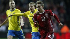 Dánský fotbalista Christian Eriksen (vpravo) se snaí obejít védského soupee...