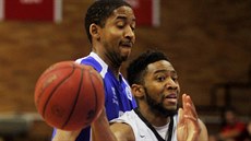 Clark Ceola z Šentjuru (vlevo) a Randle Chasson z Nymburka. Clark Ceola z Šentjuru (vlevo) a Randle Chasson z Nymburka.