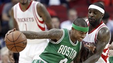Isaiah Thomas (vlevo) z Bostonu se snaží natlačit ke koši Houstonu přes Tye... Isaiah Thomas (vlevo) z Bostonu se snaží natlačit ke koši Houstonu přes Tye...