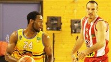 Joshua Nofflet (vlevo) z Jindřichova Hradce se ocitl pod dohledem pardubického... Joshua Nofflet (vlevo) z Jindřichova Hradce se ocitl pod dohledem pardubického...