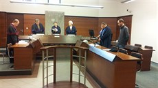 Tomáš Romančík (vpravo vpředu) při jednání libereckého soudu. Tomáš Romančík (vpravo vpředu) při jednání libereckého soudu.