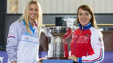 Petra Kvitová (vlevo) a Anastasia Pavljuenkovová pi slavnostním losu Fed Cupu