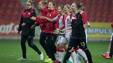 DĚKOVAČKA. Slávistické fotbalistky plné úsměvů DĚKOVAČKA. Slávistické fotbalistky plné úsměvů