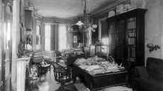Copeova pracovna v dob jeho smrti (rok 1897). Vekerý nábytek byl zaplnn...