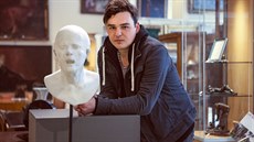Martin Janecký patří v pětatřiceti letech v oboru uměleckého sklářství ke... Martin Janecký patří v pětatřiceti letech v oboru uměleckého sklářství ke...