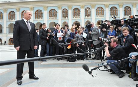 Kreml zakázal novinám nosit na setkání s Putinem elektroniku.