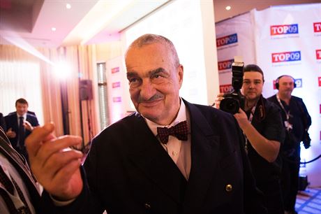 Poslanec Karel Schwarzenberg ádal poslance, aby se nezesmovali tím, e budou rozdávat vlastní medaile