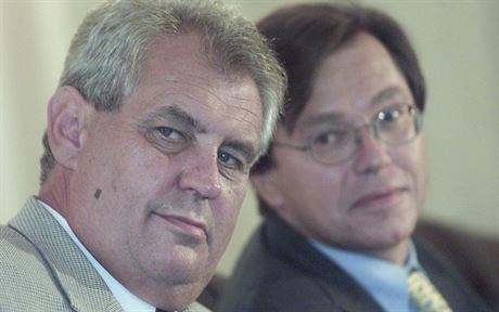 Libor Rouek v roli mluvího vlády Miloe Zemana na snímku z roku 2001