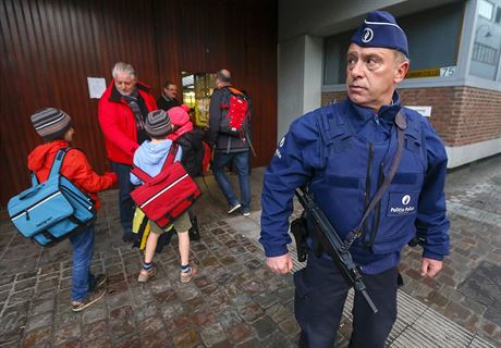 Belgický policista hlídá u koly v centru Bruselu.