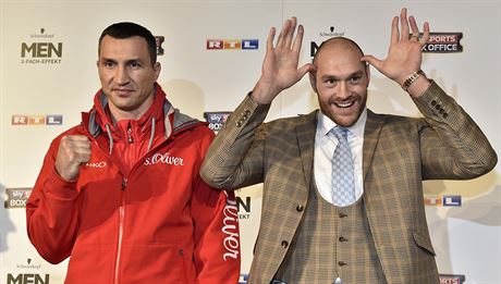 NA TISKOVCE. Vladimir Kliko (vlevo) a Tyson Fury ped soubojem o titul mistra...