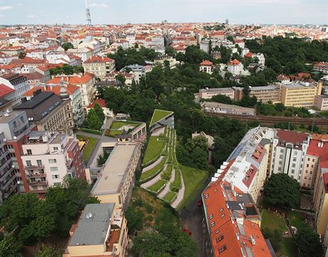 Pod zelenou stavbou na vizualizaci se skrývá roubenka v ulici Pod Zvonakou. Plánovaná rezidence má mít 35 byt a 42 garáí.