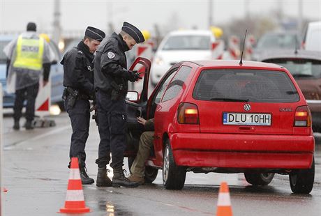 Francouzská policie kontroluje posádky vozidel na francouzsko-nmecké hranici...