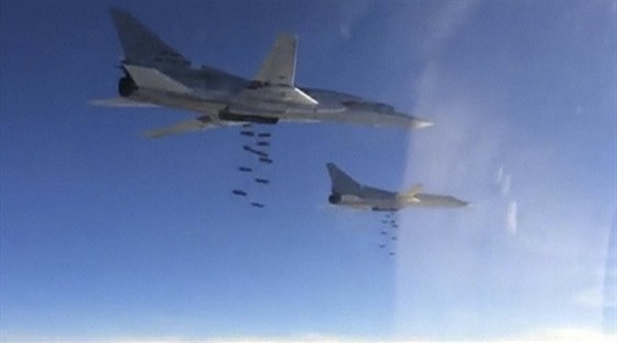 Ruské strategické bombardéry nad Sýrií. Snímek z videa zveejnného ruským...