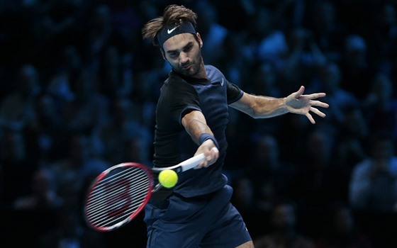 Roger Federer se chystá k forhendovému úderu v souboji s Novakem Djokoviem.