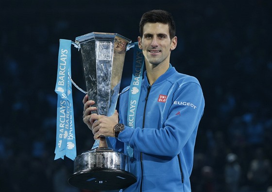 Novak Djokovi drí trofej pro vítze Turnaje mistr.