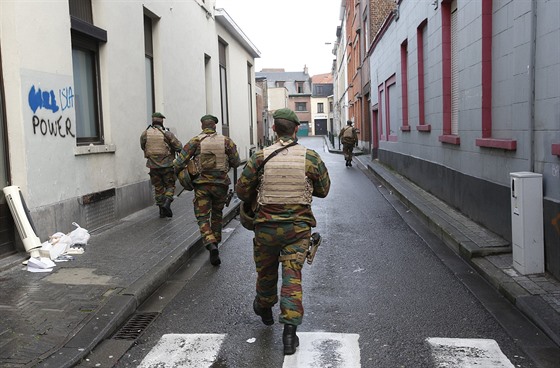 Belgická vojenská hlídka prochází ulicemi bruselské tvrti Molenbeek (22....