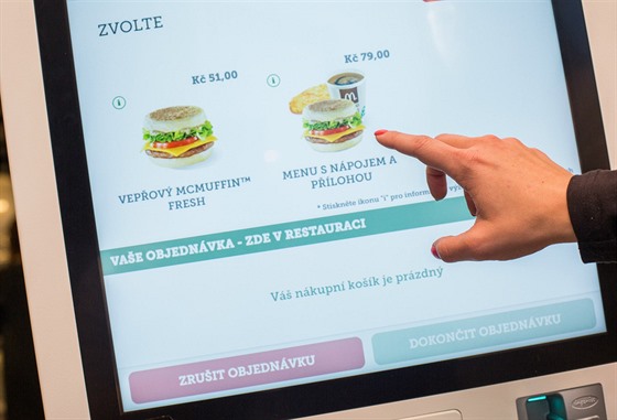 Samoobsluný kiosek v McDonalds je v podstat velký a snadno ovladatelný tablet.