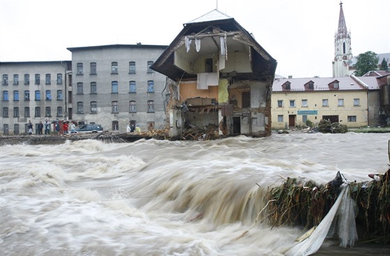 Ped pti lety se centrem Chrastavy valila voda, dnes tudy vede zbrusu nový...