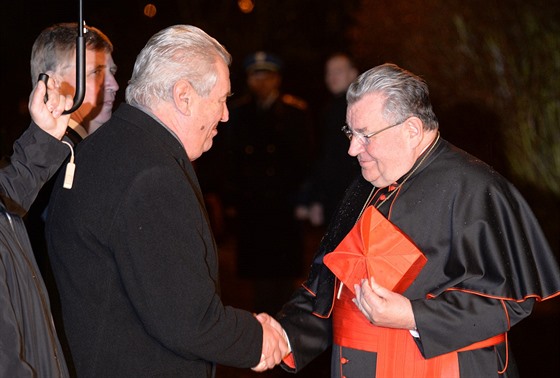 Kardinál Dominik Duka se zdraví s Miloem Zemanem v Lánech, kam pijel 20....