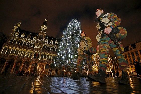 Vánoní strom a vojáci na Grand Place v Bruselu (22. listopadu 2015).