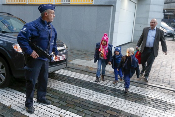 Policisté hlídají námstí Grand Place v centru Bruselu.