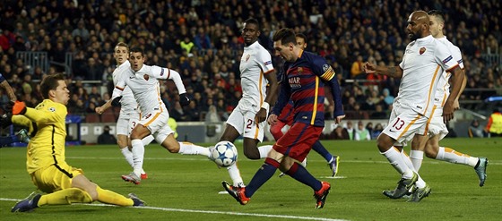 Lionel Messi z Barcelony pekonává ímského brankáe Wojciecha Szczesnyho v...