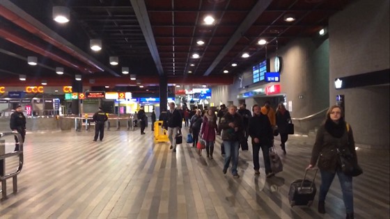 Kvli hrozb bombou policie v nedli evakuovala budovu hlavního nádraí. Metro stanicí hodinu jen projídlo.
