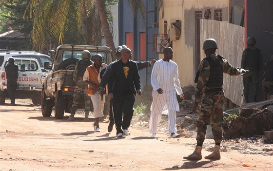 Islamisté pepadli luxusní hotel v maliském Bamaku (20. listopadu 2015)