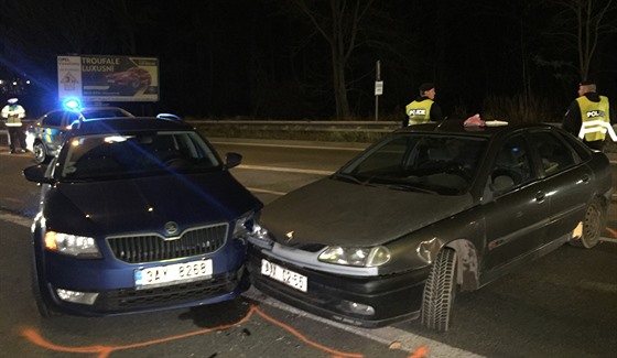 Policisté u nehody v praské Kolbenov ulici zjistili, e za volantem jednoho z...
