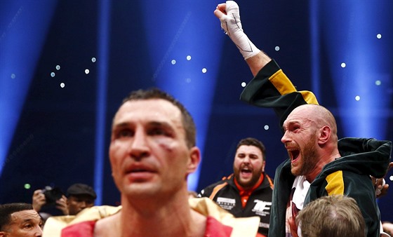 Radost a smutek. Zatímco Tyson Fury slaví dobytí boxerského trnu, Vladimir...