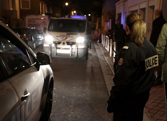 Francouzská policie hlídkuje v ulici ve mst Montrouge, kde byl nalezen...