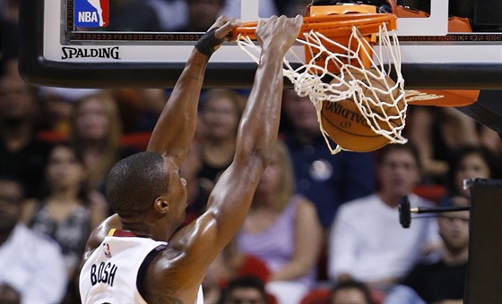 Chris Bosh z Miami smeuje do koe Sacramenta.