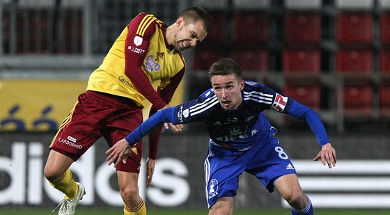 David Houska z Olomouce (vpravo) a Jakub Povaanec z Dukly v souboji o balón