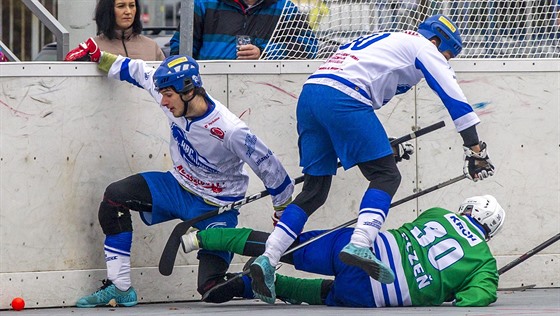 Momentka z hokejbalového duelu Pardubice vs. Plze