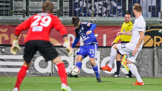 Olomoucký Martin Hála (v modrém) centruje na branku Slovácka.