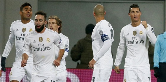 TREFIL SE. Cristiano Ronaldo z Realu Madrid (vpravo) práv skóroval proti...