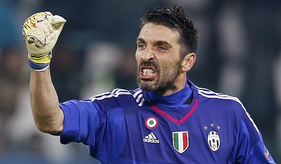 GIGI SLAVÍ SÁM. Z gólu Juventusu se raduje samozejm i gólman Gianluigi Buffon.