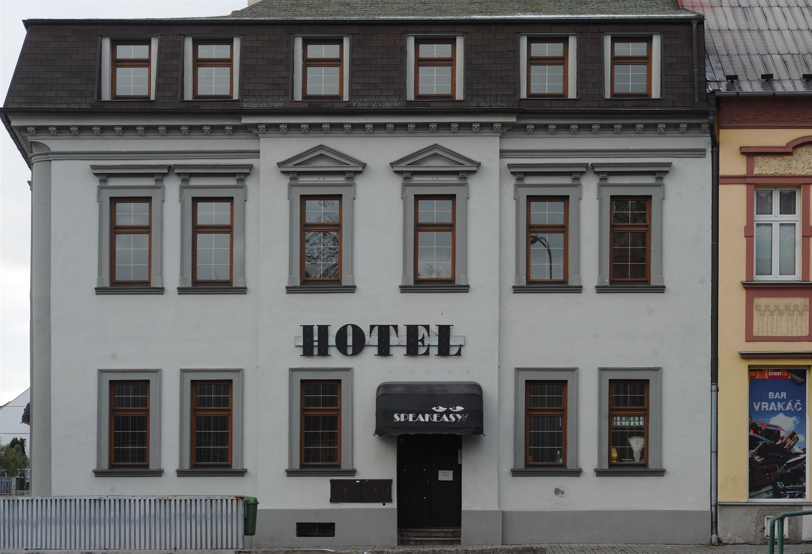 Hotel Chicago, bývalý hotel Evropa, stojí v Blatenské ulici v Chomutově. Hotel Chicago, bývalý hotel Evropa, stojí v Blatenské ulici v Chomutově.