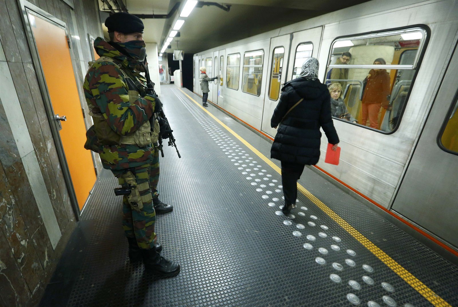 Na znovuotevřené bruselské metro dohlížejí vojáci (25. listopadu 2015). Na znovuotevřené bruselské metro dohlížejí vojáci (25. listopadu 2015).