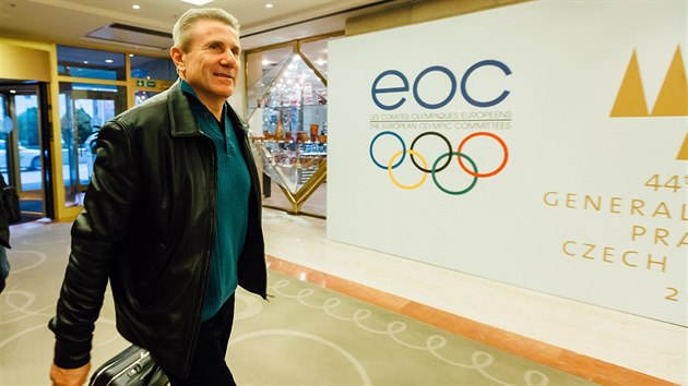 S ÚSMĚVEM. Sergej Bubka právě přijel na Valné shromáždění Evropských... S ÚSMĚVEM. Sergej Bubka právě přijel na Valné shromáždění Evropských...
