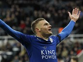 NEZASTAVITELN STELEC. Jamie Vardy se raduje z dest trefy v destm utkn v...