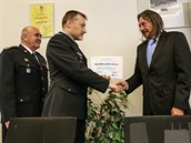 Vedouc policist na Opavsku Petr astulk pedv Jaroslavu Berntovi...