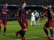 Neymar (zleva), Lionel Messi a Luis Surez z Barcelony se raduj z glu v...