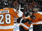 Jakub Vorek (vpravo), Shayne Gostisbehere a Claude Giroux slav gl...