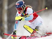 Americk suvernka Mikaela Shiffrinov ve druhm kole nedlnho slalomu v...