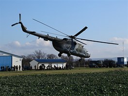 Parautisty vynesl do 400 metrové výky vrtulník MI-17, který pilétl ze...